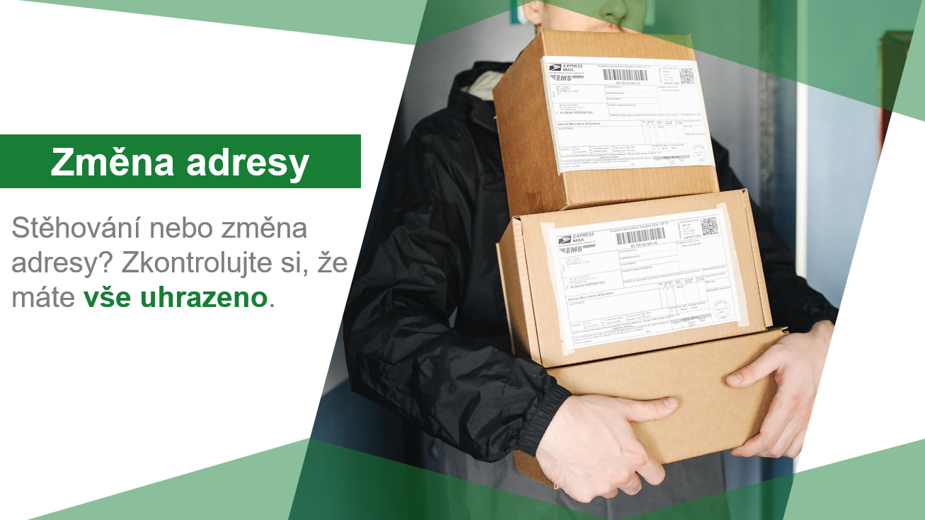 Obrázek poštovního doručovatele nebo kurýra s balíky. Stěhování samo o sobě je složité a nahlášení změny doručovací adresy na všechna důležitá místa, může být ještě složitější. Když zapomenete změnit doručovací adresu u svých věřitelů (banka, operátor, atd.), tak vás nemusí všechny faktury zastihnout. Pokud navíc změníte i např. telefonní číslo, tak vás nebude moci o neuhrazené platbě nikdo ani informovat – a můžete mít dluh po splatnosti a ani o tom nemusíte vědět.